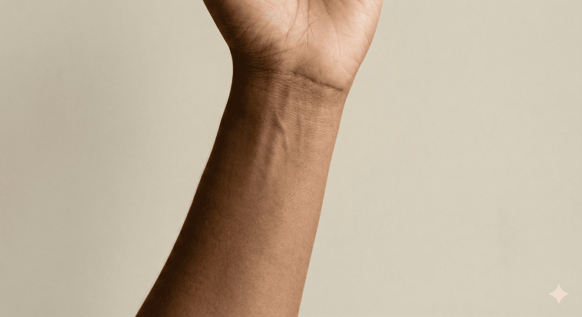 How melanin disrupts vein visibility through light absorption and scattering